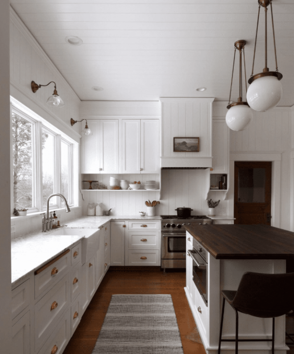 Dapur dengan meja marmer dan lantai kayu bergaya klasik